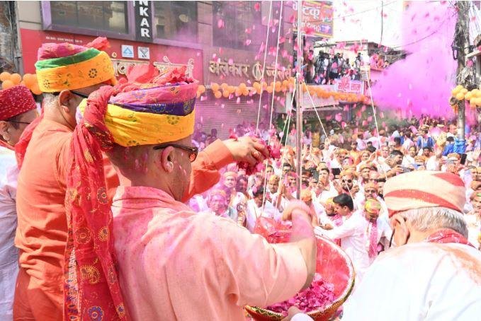 होली खेलने को निकले CM Yogi ने कहा - कुछ लोग सोचते हैं कि हम बंटे हुए हैं लेकिन... गोरखपुर में शुक्रवार को होली खेलने निकले सीएम योगी का अंदाज