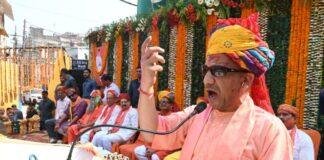 गोरखपुर में शुक्रवार को होली खेलने से ऐन पहले संबोधन देते सीएम योगी।