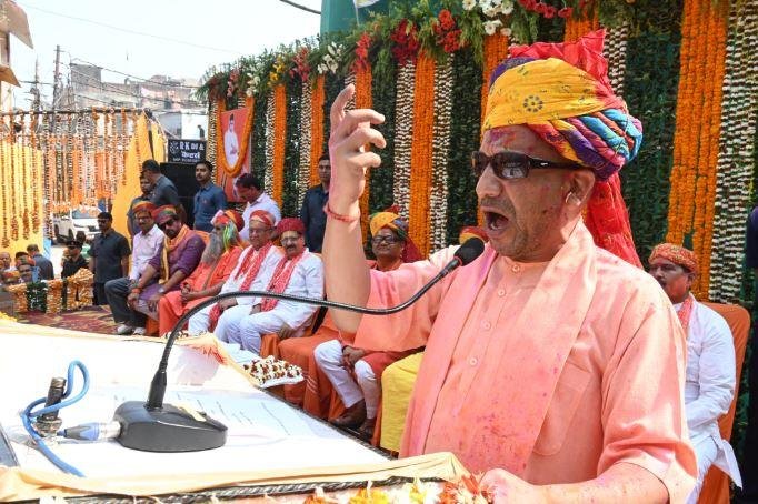 गोरखपुर में शुक्रवार को होली खेलने से ऐन पहले संबोधन देते सीएम योगी।