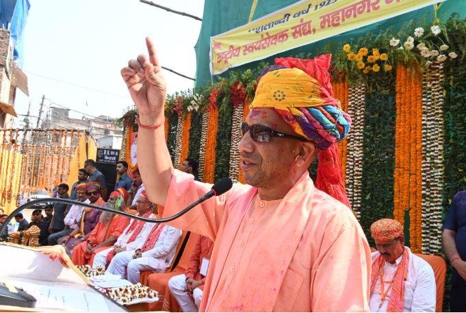 होली पर बोले CM Yogi - सभी सनातन पर्वों का संदेश है 'सत्यमेव जयते' गोरखपुर में शुक्रवार को होली खेलने से पहले कार्यक्रम को संबोधित करते सीएम योगी