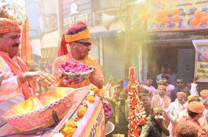 होली पर बोले CM Yogi - सभी सनातन पर्वों का संदेश है 'सत्यमेव जयते' गोरखपुर में शुक्रवार को सीएम योगी के होली खेलने का अंदाज