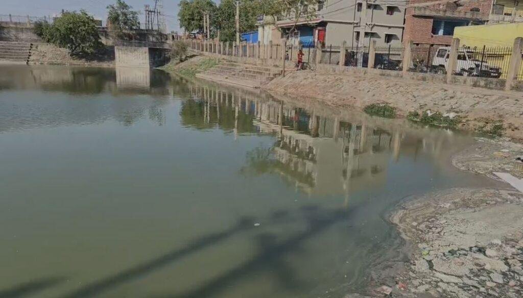 Ranchi : छोटा तालाब के पास से बच्चे का शव मिलने से मची सनसनी, जांच में जुटी पुलिस... Ranchi : इसी तालाब के किनारे मिला शव