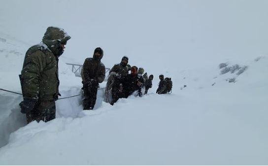 Chamoli Glacier Burst में फंसे 32 मजदूर निकाले गए, 25 का सुराग नहीं चमोली में ग्लेशियर फटने वाले स्थान पर जमी बर्फ की मोटी परत में फंसे मजदूर।