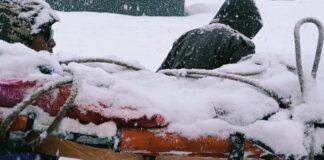 चमोली में रेस्क्यू ऑपरेशन में बचाए गए एक मजदूर को सुरक्षित ठिकाने ले जाते जवान।