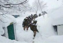 चमोली हिमस्खलन में दबे मजदूरों की तलाश में जुटे जवान।