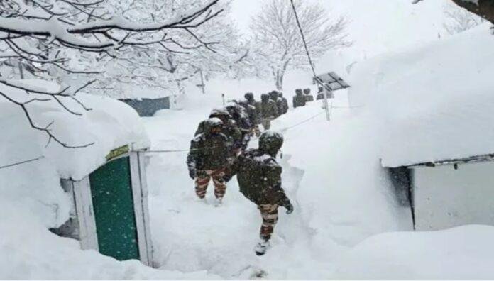 चमोली हिमस्खलन में दबे मजदूरों की तलाश में जुटे जवान। चमोली हिमस्खलन में दबे मजदूरों की तलाश में जुटे जवान।