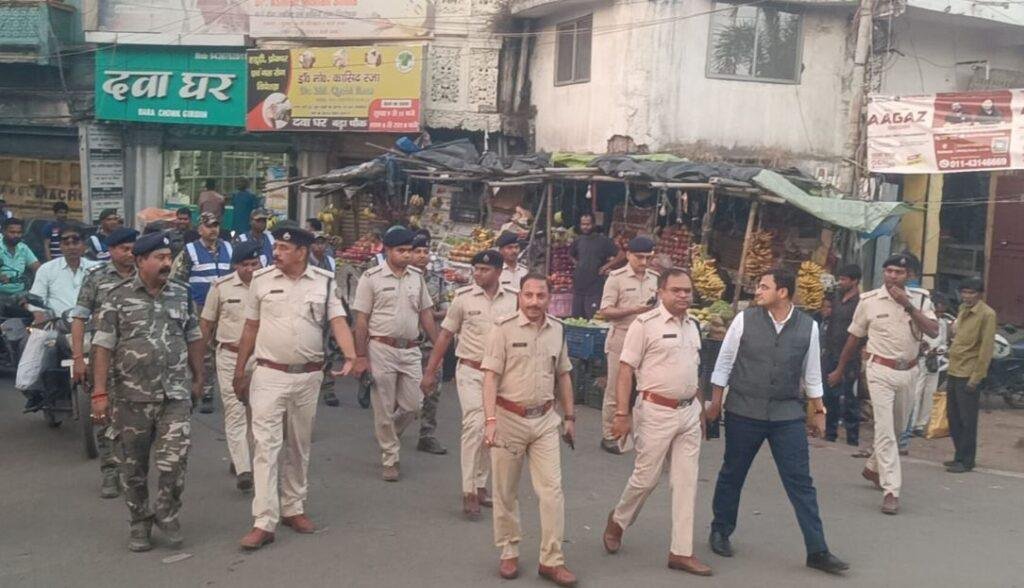Giridih : हाई अलर्ट मोड में प्रशासन, ईद और रामनवमी पर्व को लेकर को फ्लैग मार्च... Giridih : फ्लैग मार्च के दौरान पुलिस प्रशासन की टीम