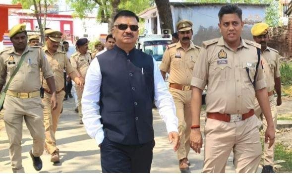 जौनपुर जेल में बंदियों में हुई मारपीट की सूचना पर पहुंचे डीएम और एसपी