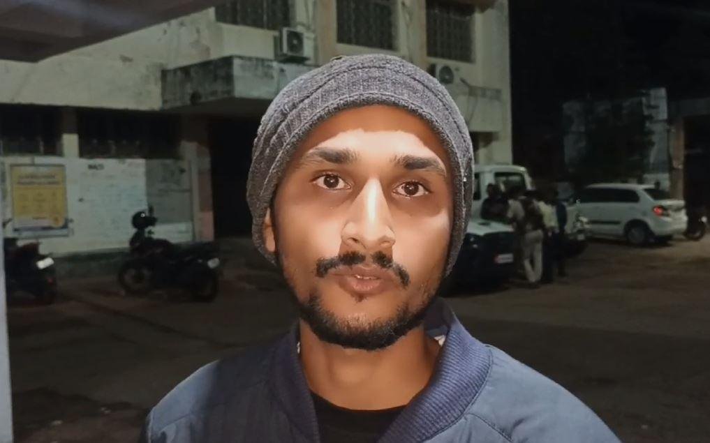 Jamtara Crime : मामले की जानकारी देता परिजन