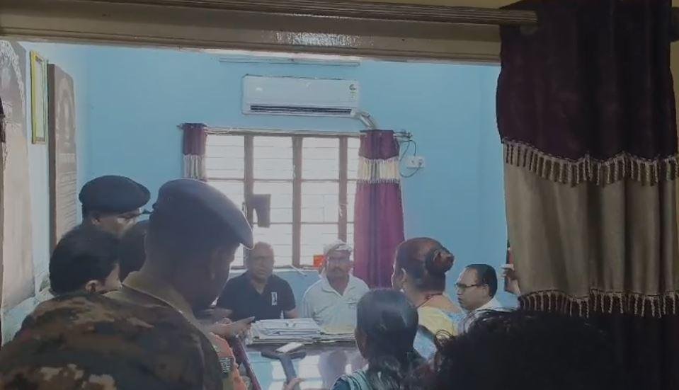 Dhanbad : अधेड़ महिला के साथ दुष्कर्म के बाद महिलाओं ने खोल दिया मोर्चा, थाने के अंदर ही... Dhanbad : थाने के अंदर हुई बहस