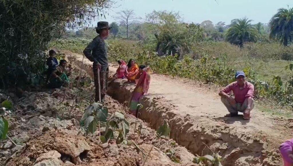 Dhanbad : भूमि विवाद में दो गुटों में भिड़ंत के बाद बिगड़ा माहौल, पुलिस बल तैनात...