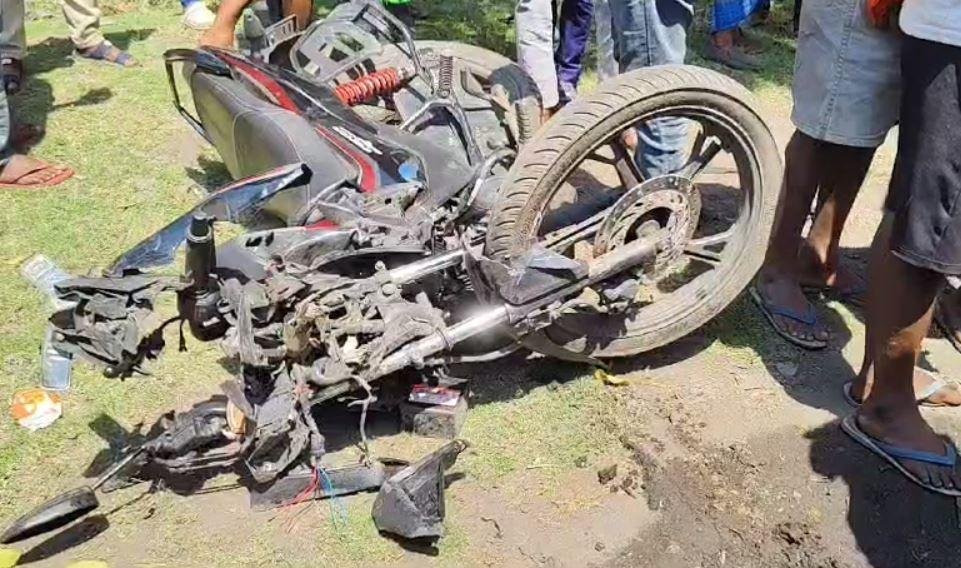 Dhanbad Breaking : बाइक का अगला हिस्सा पूरी तरह चूर