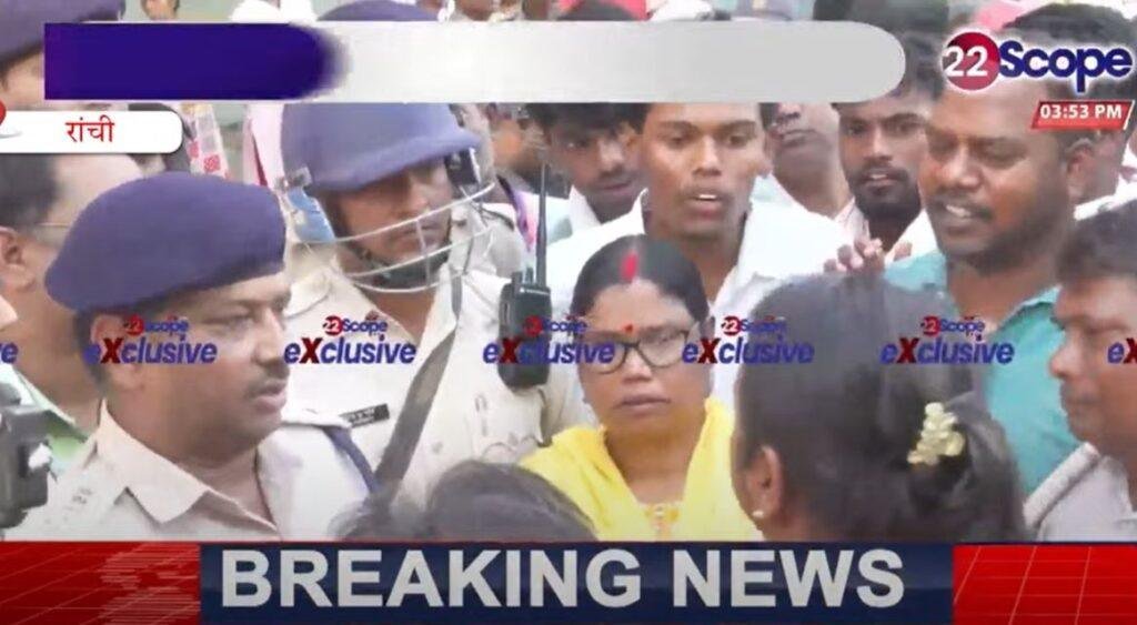 Breaking : आर या पार के मूड में आदिवासी, बड़ी संख्या में सिरमटोली पहुंचे लोग, भारी पुलिस बल तैनात... 2 22Scope News Breaking : लोगों को समझाती पुलिस