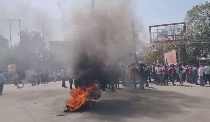 Dhanbad Breaking : बीच सड़क पर ही शव रखकर उग्र हो गए लोग और करने लगे...