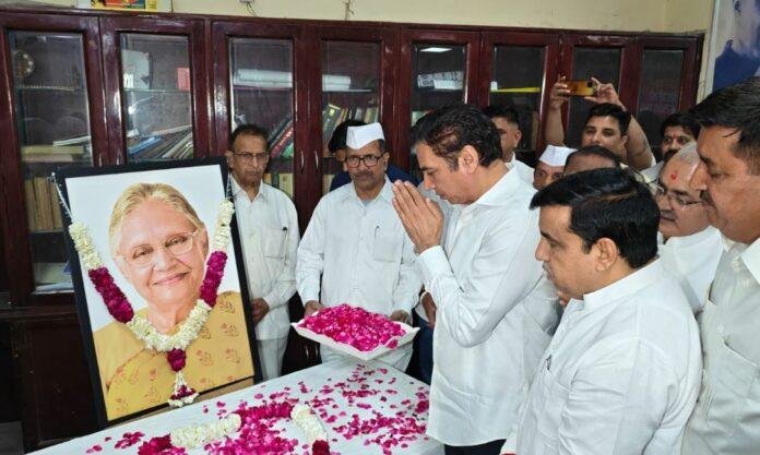 त56ूीही Sheila Dixit Jayanti पर कांग्रेस ने दी श्रद्धांजलि, प्रदेश अध्यक्ष देवेन्द्र यादव रहे मौजूद...