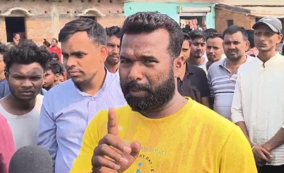 Jamtara : प्रशासन से बहस करता ग्रामीण