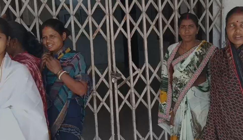 Ramgarh : सीसीएल परियोजना कार्यालय में ग्रामीणों ने जड़ दिया ताला और फिर... Ramgarh : तालाबादी करते ग्रामीण