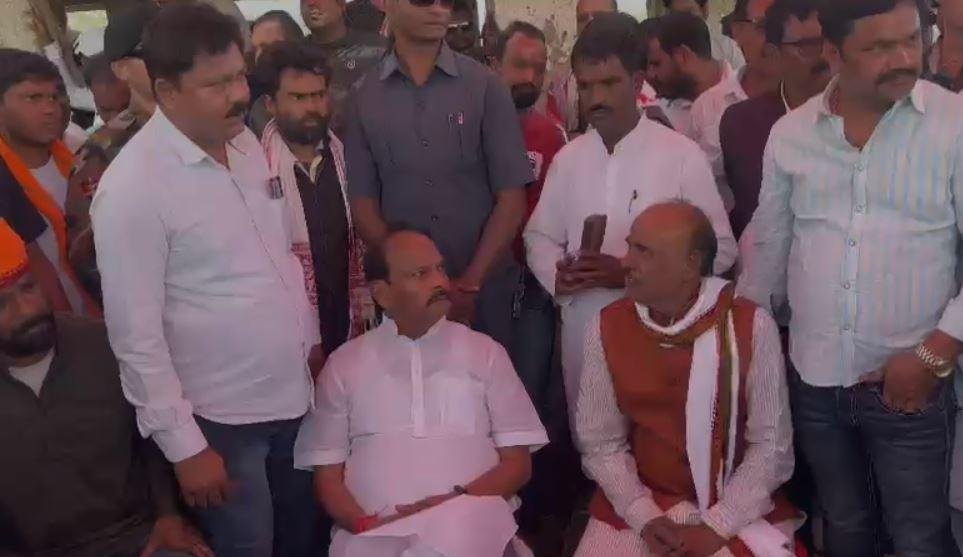 Breaking : मृतक बीजेपी नेता अनिल टाइगर के पैतृक गांव पहुंचे पूर्व सीएम रघुवर दास...