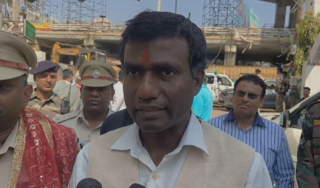 Ranchi : त्यौहारों में ना बिगड़े माहौल, अलर्ट मोड में प्रशासन, डीसी और सिटी एसपी ने किया निरीक्षण... Ranchi : ड्रॉन से की जाएगी निगरानी