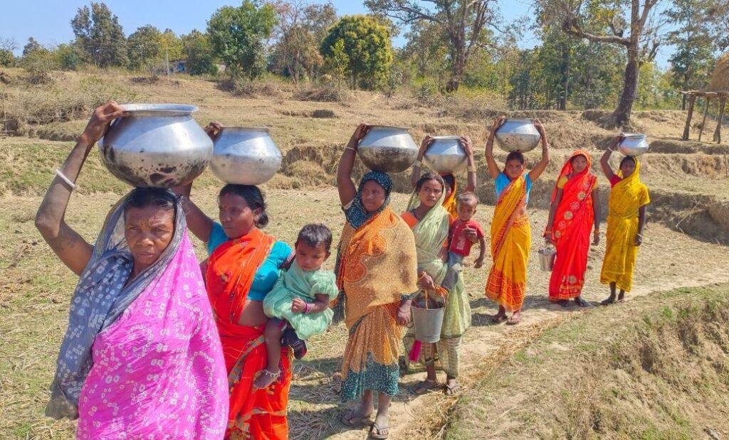 Hazaribagh : "हमीन पानी छांक-छांक पीयो हियय" हरदिया के आदिवासियों का दर्द... Hazaribagh : गांव से दूर पानी भरकर लेके जाती महिलाएं