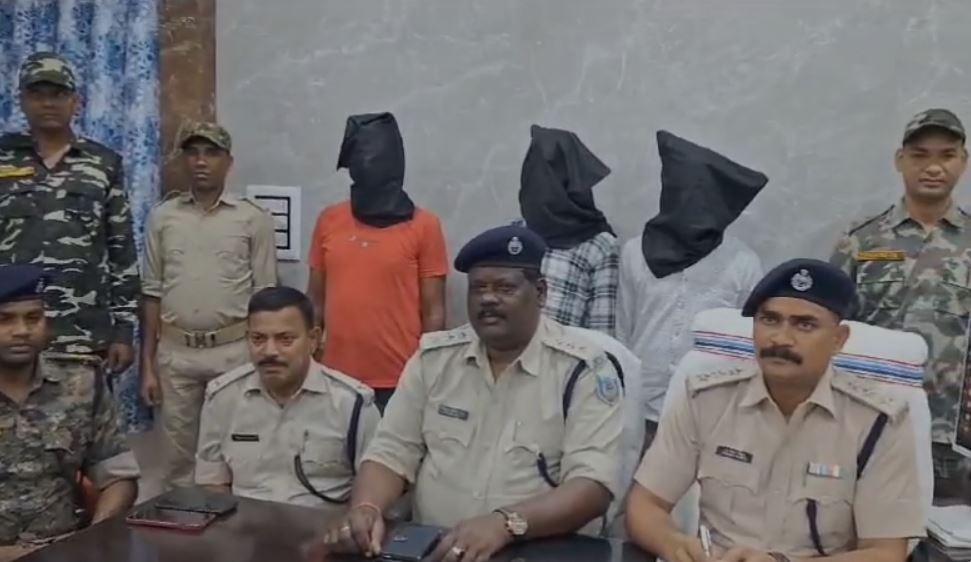 Deoghar Crime : सिमडेगा में छिपे साइबर ठगों को देवघर पुलिस ने धर दबोचा, तीन आरोपियों का पर्दाफाश...