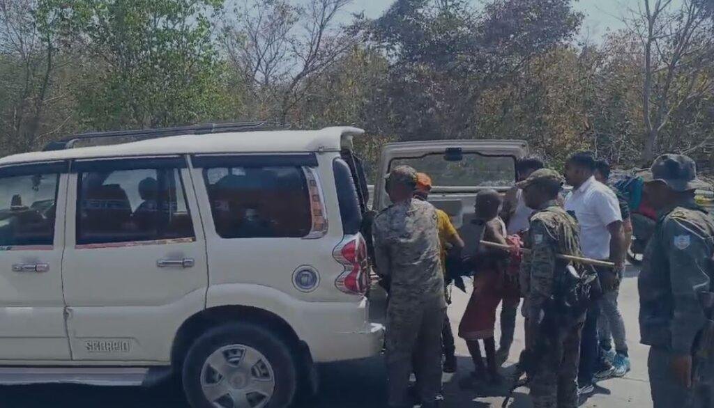 Hazaribagh Danuwa Accident : दनुआ घाटी में दर्दनाक सड़क हादसा, तीन वाहनों में भीषण टक्कर, एक की मौत दो के कटे पैर और... Hazaribagh Danuwa Accident : घायलो को अस्पताल ले जाती पुलिस