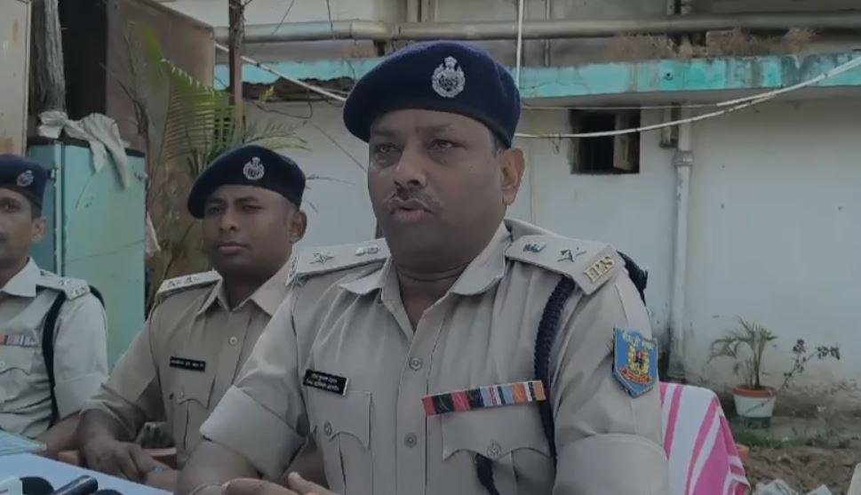 Breaking : हथियार लहराते कालू लाम्बा गिरोह के तीन अपराधी चढ़े पुलिस के हत्थे...