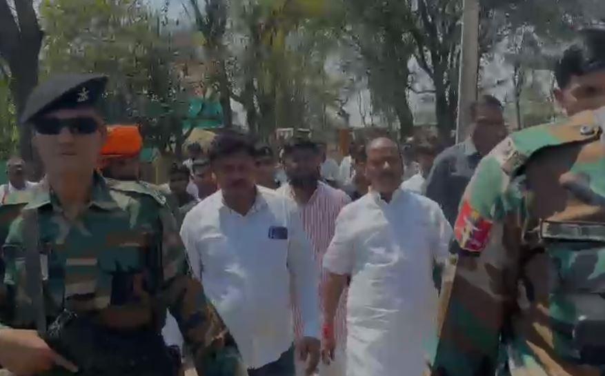 Anil Tiger Murder Case : "अनिल टाइगर मेरा छोटा भाई था"-पूर्व सीएम रघुवर दास... Anil Tiger Murder Case : अंतिम संस्कार में शामिल हुए रघुवर दास