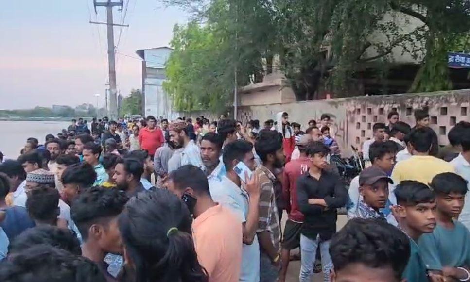 Bokaro : घटना के बाद जुटी स्थानीय लोगों की भीड़