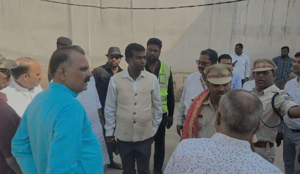 Ranchi : त्यौहारों में ना बिगड़े माहौल, अलर्ट मोड में प्रशासन, डीसी और सिटी एसपी ने किया निरीक्षण... Ranchi : निरीक्षण के दौरान डीसी