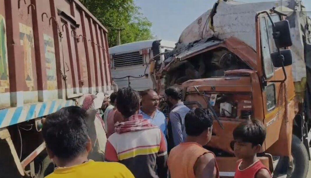 Dhanbad : गोविंदपुर टुंडी मार्ग पर ट्रेलर और ट्रक में टक्कर, ट्रक के उड़े चिथड़े...
