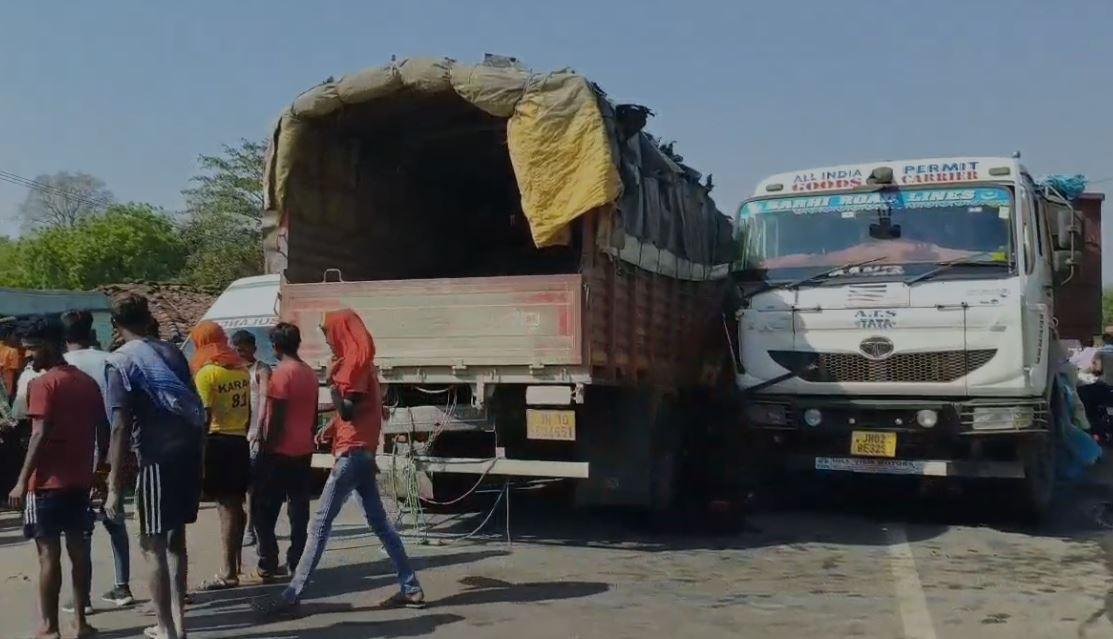 Dhanbad : दोनों वाहनों के उड़े परखच्चे