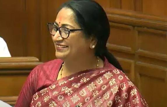 दिल्ली विधानसभा में बजट पेश करती सीएम रेखा गुप्ता
