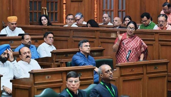 दिल्ली विधानसभा में बजट पेश करतीं सीएम रेखा गुप्ता