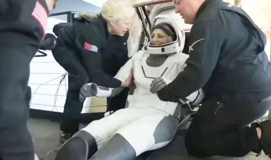 विजयी मुस्कान के साथ लौटीं Sunita Williams Sunita Williams Returns On Earth
