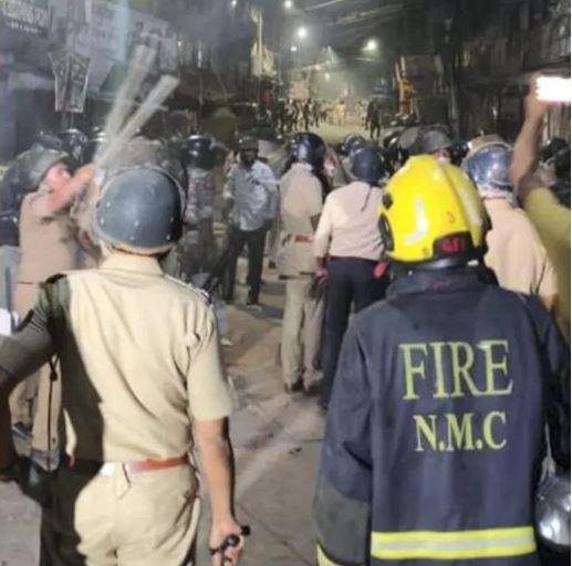 नागपुर हिंसा को लेकर सियासी बयानबाजी भी चरम पर, गडकरी और फडणवीस ने की शांति की अपील नागपुर में हिंसा के बाद पुलिस एक्शन।