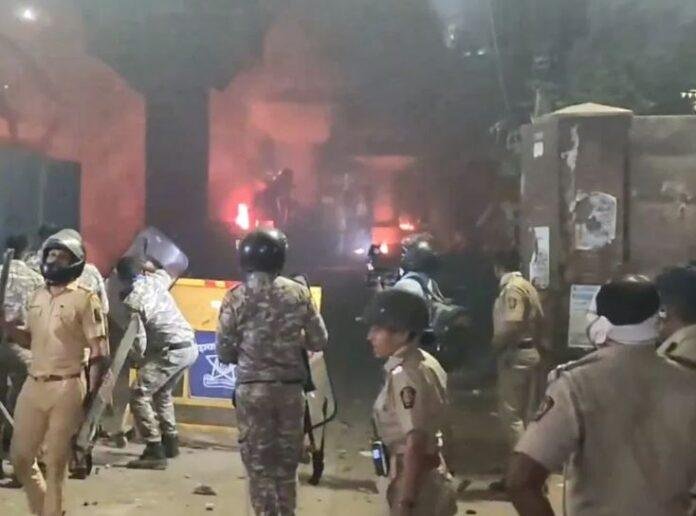 नागपुर में हिंसा के बाद पुलिस एक्शन।