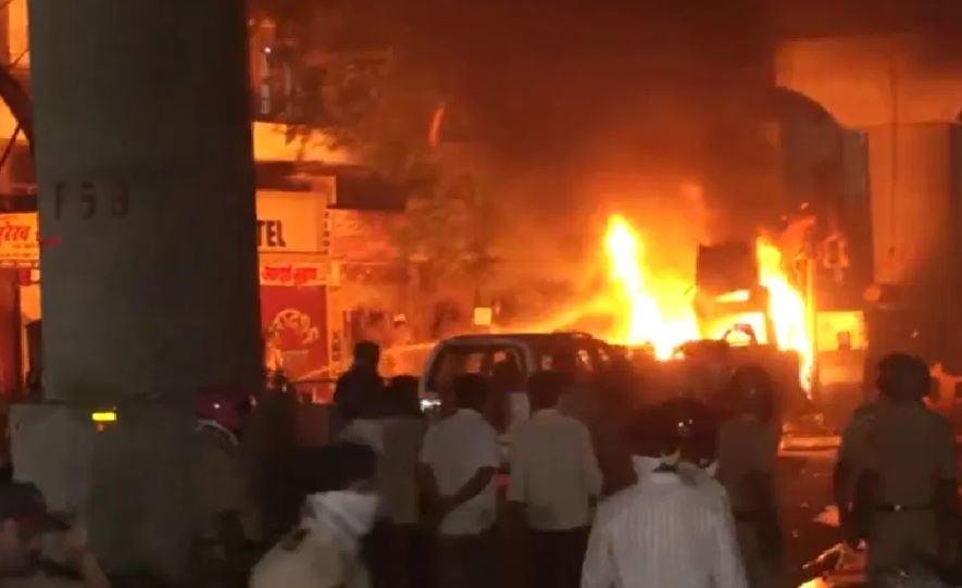 महाराष्ट्र के नागपुर में हिसा में कई पुलिसकर्मी घायल, 15 गिरफ्तार और 50 हिरासत में नागपुर हिंसा का दृश्य