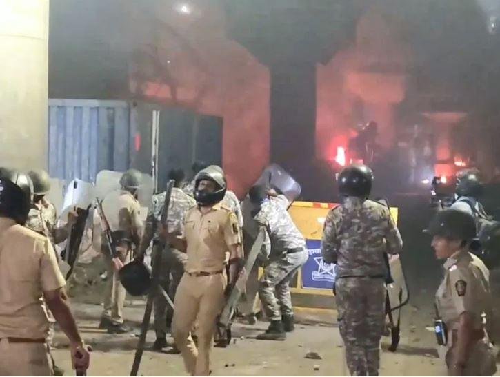नागपुर में हिंसा के बाद कई इलाकों में लगा अनिश्चितकालीन कर्फ्यू नागपुर में हिंसा के बाद पुलिस एक्शन।