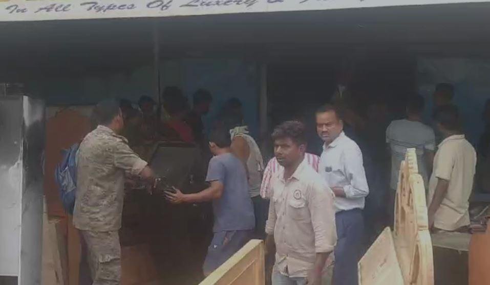 Dhanbad : झरिया में फर्नीचर दुकान में भीषण आग लगने से अफरातफरी का माहौल, लाखों का...