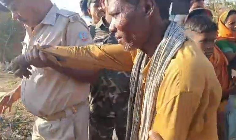 Ramgarh Murder : शराब के नशे में दरिंदा बना पति, लोहे के रॉड से मार पत्नी की कर दी हत्या... Ramgarh Murder : आरोपी को गिरफ्तार कर ले जाती पुलिस