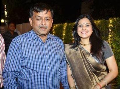 पत्नी मालिनी अवस्थी संग आईएएस अवनीश अवस्थी की पुरानी फोटो