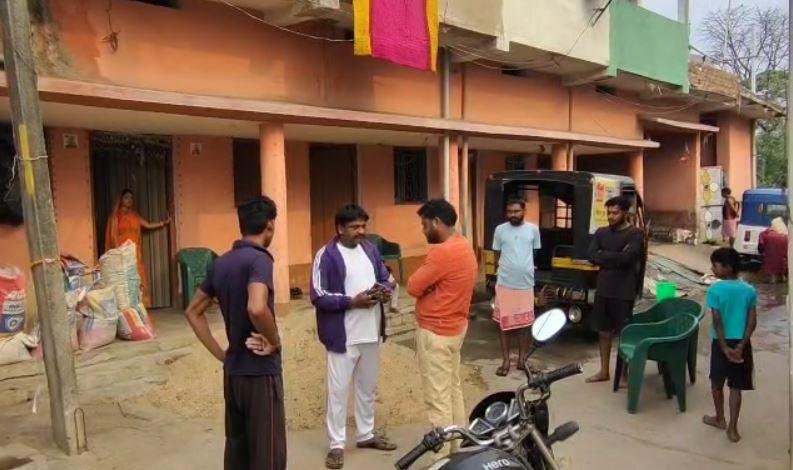 Bokaro : ताबड़तोड़ फायरिंग से मचा हड़कंप, बाइक सवार अपराधियों ने... Bokaro : घटना के बाद जुटे लोग