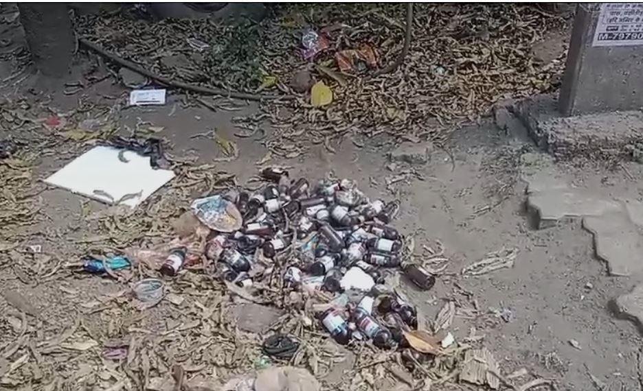 Bokaro : बिखरा नशीला बोतल का जखीरा