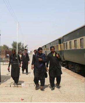 पाकिस्तान में हाईजैक ट्रेन की तस्वीर