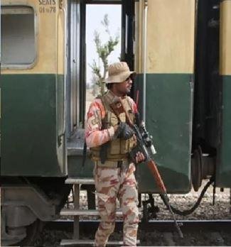 BLA की पाकिस्तान को दिए अल्टीमेटम की डेडलाइन आज दोपहर तक, लगी दुनिया की निगाहें पाकिस्तान में हाईजैक ट्रेन के बाहर का दृश्य