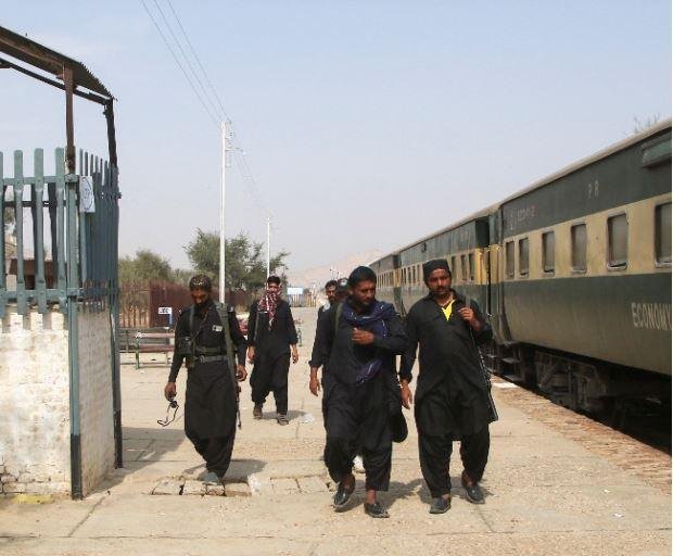 Pakistan Train Hijack से BLA के कमांडर बशीर जेब सुर्खियों में पाकिस्तान में हाईजैक हुई ट्रेन की तस्वीर
