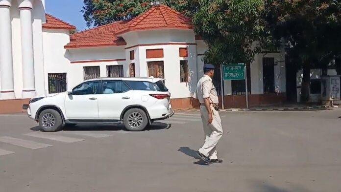 Breaking : बजट से ठीक पहले राजभवन पहुंचे वित्त मंत्री राधाकृष्ण किशोर, राज्यपाल को...