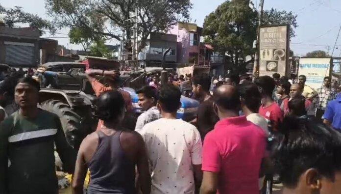 Dhanbad Breaking : पत्थर लदे ट्रैक्टर ने स्कूटी सवार हो रौंदा, मौके पर पहुंच गई दो थानों की पुलिस, हुआ क्या जाने...