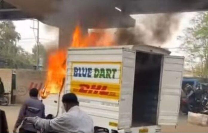 Ranchi Breaking : बीच रास्ते पर मालवाहक ऑटो से अचानक भड़की आग, लाखों का माल...